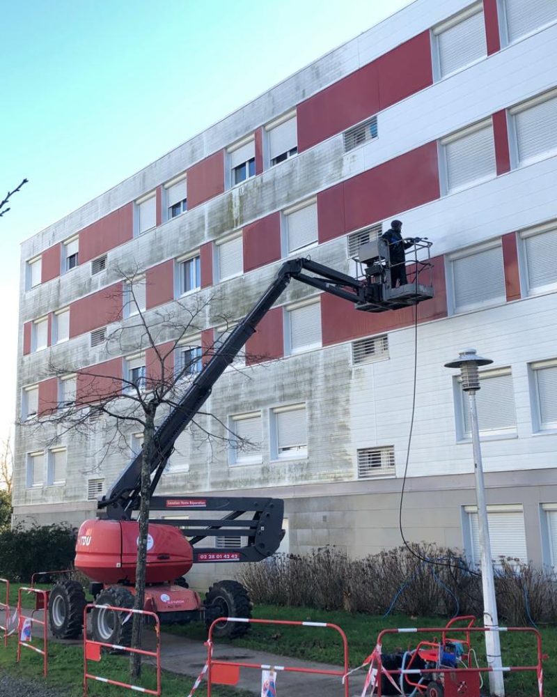 Application d'un néttoyant et lavage